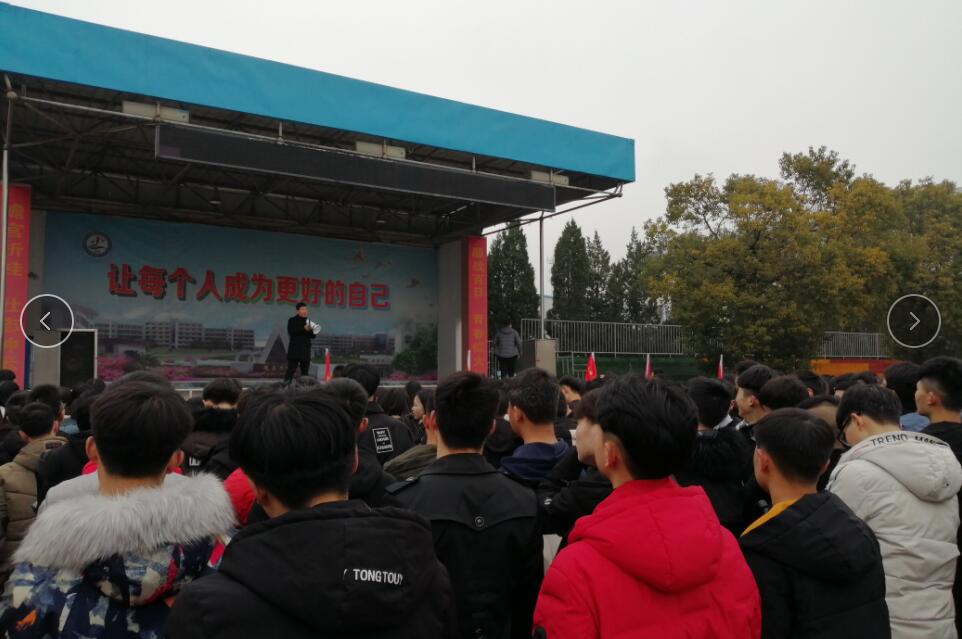 (2019-3-5)瑞硕电子公司董事长刘清伟到随县二中为学生授课